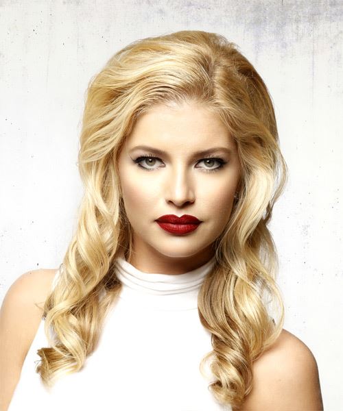 Ultra-Styled Voluminous Hairdo With Large Ringlets